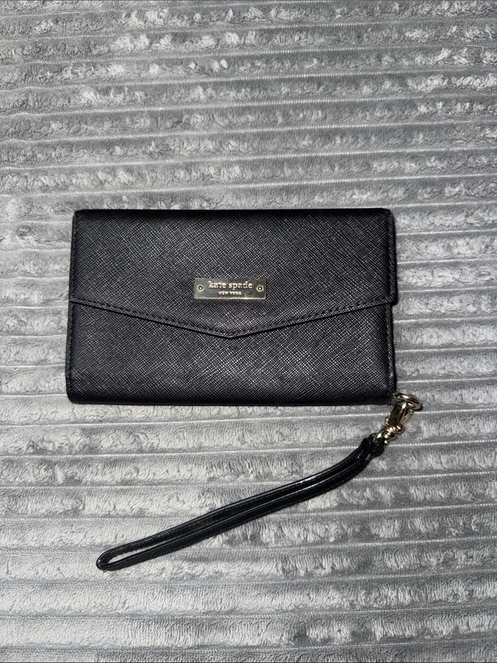 kate spade black saffiano wristlet clutch w/ gold-tone plaque and phone pocket